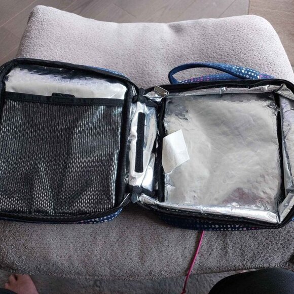 insulated Roots lunch bag, quintessentially Canadian! - Picture 3 of 4